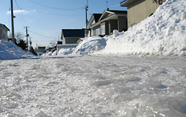 道路はツルッツルです。